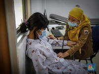 Dokter melakukan pemeriksaan kesehatan terhadap pasien bergejala Infeksi Saluran Pernapasan Akut (ISPA) di Puskesmas Kecamatan Mampang Prapatan, Jakarta Selatan, Selasa (15/8/2023). Tingginya angka polusi udara di Jakarta belakangan ini menyebabkan j