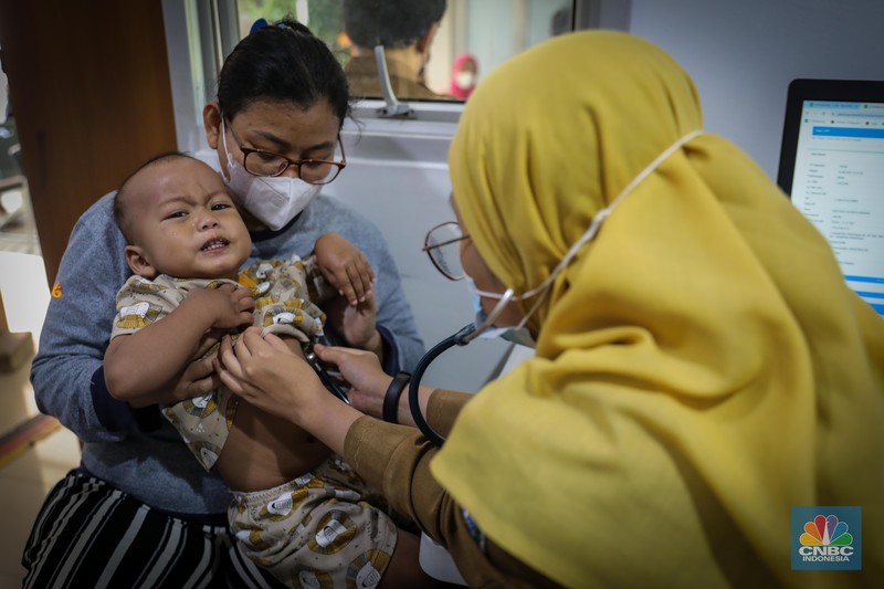 Dokter melakukan pemeriksaan kesehatan terhadap pasien bergejala Infeksi Saluran Pernapasan Akut (ISPA) di Puskesmas Kecamatan Mampang Prapatan, Jakarta Selatan, Selasa (15/8/2023). Tingginya angka polusi udara di Jakarta belakangan ini menyebabkan jumlah warga yang terinfeksi penyakit ISPA meningkat. (CNBC Indonesia/Faisal Rahman) Dokter melakukan pemeriksaan kesehatan terhadap pasien bergejala Infeksi Saluran Pernapasan Akut (ISPA) di Puskesmas Kecamatan Mampang Prapatan, Jakarta Selatan, Selasa (15/8/2023). Tingginya angka polusi udara di Jakarta belakangan ini menyebabkan jumlah warga yang terinfeksi penyakit ISPA meningkat. (CNBC Indonesia/Faisal Rahman)