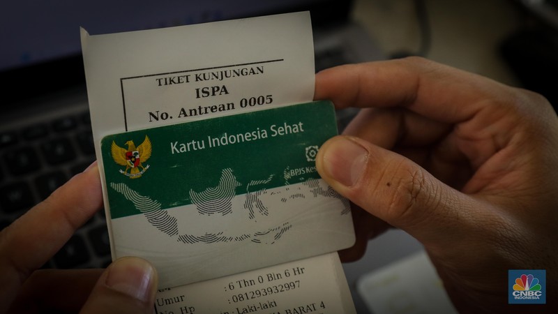 Dokter melakukan pemeriksaan kesehatan terhadap pasien bergejala Infeksi Saluran Pernapasan Akut (ISPA) di Puskesmas Kecamatan Mampang Prapatan, Jakarta Selatan, Selasa (15/8/2023). Tingginya angka polusi udara di Jakarta belakangan ini menyebabkan jumlah warga yang terinfeksi penyakit ISPA meningkat. (CNBC Indonesia/Faisal Rahman) Dokter melakukan pemeriksaan kesehatan terhadap pasien bergejala Infeksi Saluran Pernapasan Akut (ISPA) di Puskesmas Kecamatan Mampang Prapatan, Jakarta Selatan, Selasa (15/8/2023). Tingginya angka polusi udara di Jakarta belakangan ini menyebabkan jumlah warga yang terinfeksi penyakit ISPA meningkat. (CNBC Indonesia/Faisal Rahman)