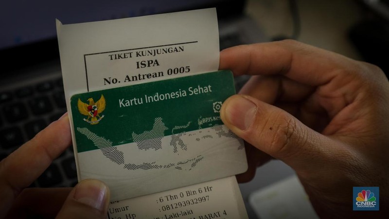 Dokter melakukan pemeriksaan kesehatan terhadap pasien bergejala Infeksi Saluran Pernapasan Akut (ISPA) di Puskesmas Kecamatan Mampang Prapatan, Jakarta Selatan, Selasa (15/8/2023). Tingginya angka polusi udara di Jakarta belakangan ini menyebabkan jumlah warga yang terinfeksi penyakit ISPA meningkat. (CNBC Indonesia/Faisal Rahman)