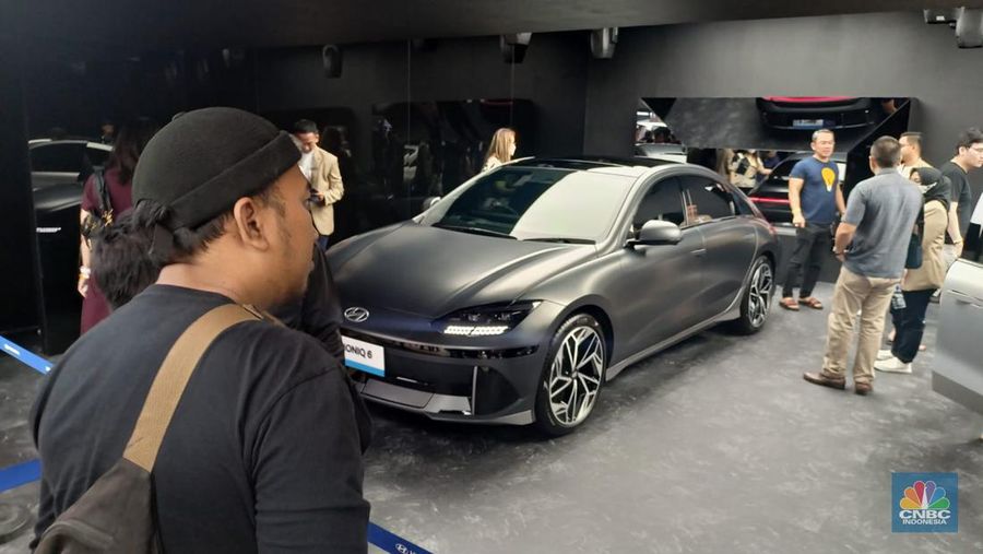 Hyundai akhirnya merilis Ioniq 6 untuk pasar otomotif RI di ajang Gaikindo Indonesia International Auto Show (GIIAS) 2022. (CNBC Indonesia/Ferry Sandi)