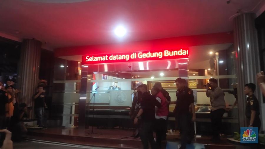 Kepala Pusat Penerangan Hukum Kejaksaan Agung, Ketut Sumedana memberikan ketereangan melakukan penetapan tersangka sekaligus penahanan terhadap tersaka dengan inisial IT. (CNBC indonesia/Rosseno Aji Nugroho)