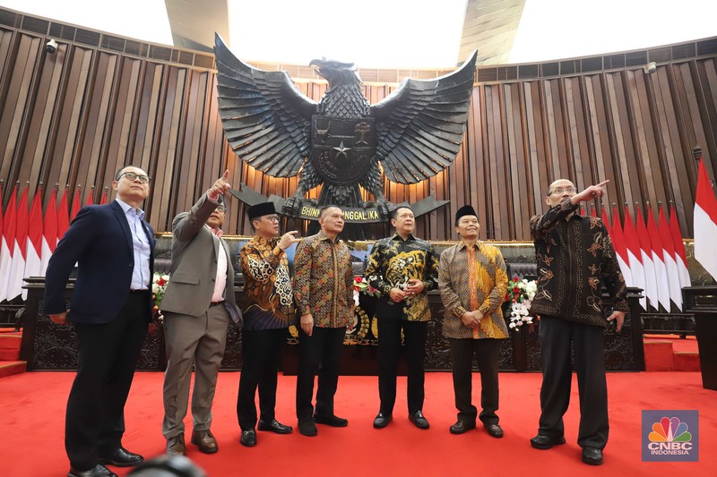 Ketua MPR Bambang Soesatyo didampingi Wakil Ketua DPR Lodewijk F Paulus dan para pimpinan MPR meninjau gladi bersih di Kompleks Parlemen, Senayan, Jakarta, Selasa (15/8/2022). Ketua MPR Bambang Soesatyo didampingi Wakil Ketua DPR Lodewijk F Paulus dan para pimpinan MPR meninjau gladi bersih di Kompleks Parlemen, Senayan, Jakarta, Selasa (15/8/2022). (CNBC Indonesia/Muhammad Sabki)