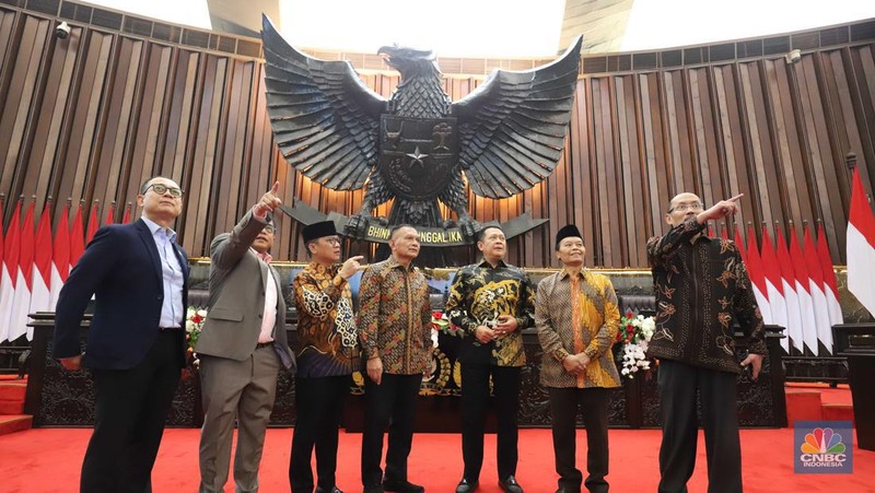 Ketua MPR Bambang Soesatyo didampingi Wakil Ketua DPR Lodewijk F Paulus dan para pimpinan MPR meninjau gladi bersih di Kompleks Parlemen, Senayan, Jakarta, Selasa (15/8/2022). (CNBC Indonesia/Muhammad Sabki)