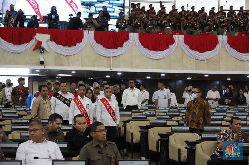 Ketua MPR Bambang Soesatyo didampingi Wakil Ketua DPR Lodewijk F Paulus dan para pimpinan MPR meninjau gladi bersih di Kompleks Parlemen, Senayan, Jakarta, Selasa (15/8/2022). (CNBC Indonesia/Muhammad Sabki)