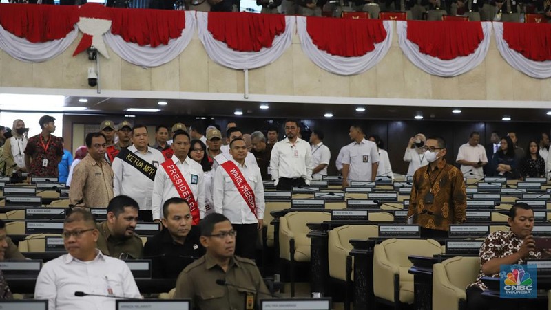 Ketua MPR Bambang Soesatyo didampingi Wakil Ketua DPR Lodewijk F Paulus dan para pimpinan MPR meninjau gladi bersih di Kompleks Parlemen, Senayan, Jakarta, Selasa (15/8/2022). (CNBC Indonesia/Muhammad Sabki)