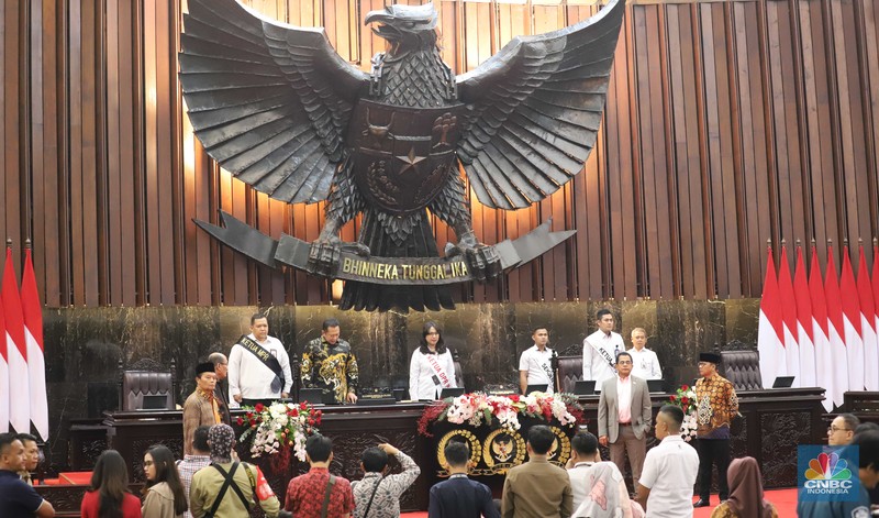 Ketua MPR Bambang Soesatyo didampingi Wakil Ketua DPR Lodewijk F Paulus dan para pimpinan MPR meninjau gladi bersih di Kompleks Parlemen, Senayan, Jakarta, Selasa (15/8/2022). (CNBC Indonesia/Muhammad Sabki)