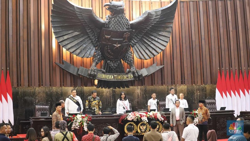 Ketua MPR Bambang Soesatyo didampingi Wakil Ketua DPR Lodewijk F Paulus dan para pimpinan MPR meninjau gladi bersih di Kompleks Parlemen, Senayan, Jakarta, Selasa (15/8/2022). (CNBC Indonesia/Muhammad Sabki)