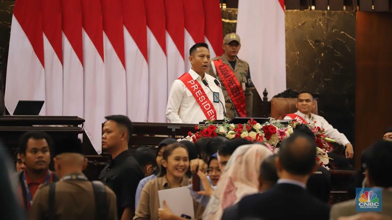 Ketua MPR Bambang Soesatyo didampingi Wakil Ketua DPR Lodewijk F Paulus dan para pimpinan MPR meninjau gladi bersih di Kompleks Parlemen, Senayan, Jakarta, Selasa (15/8/2022). (CNBC Indonesia/Muhammad Sabki)