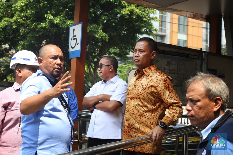 Sejumlah pekerja memasang karpet untuk halte sementara yang berada di sekitar lokasi Halte Tendean, Jakarta Selatan pada Selasa (15/8/2023) usai terbakar kemarin sore. Sejumlah pekerja memasang karpet untuk halte sementara yang berada di sekitar lokasi Halte Tendean, Jakarta Selatan pada Selasa (15/8/2023) usai terbakar kemarin sore. (CNBC Indonesia/Tias Budiarto)