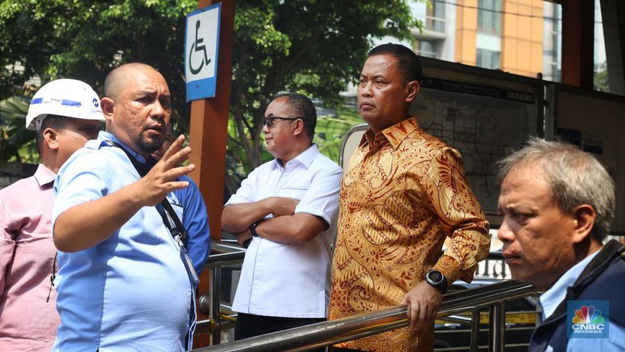 Sejumlah pekerja memasang karpet untuk halte sementara yang berada di sekitar lokasi Halte Tendean, Jakarta Selatan pada Selasa (15/8/2023) usai terbakar kemarin sore. (վ/Tias Budiarto)