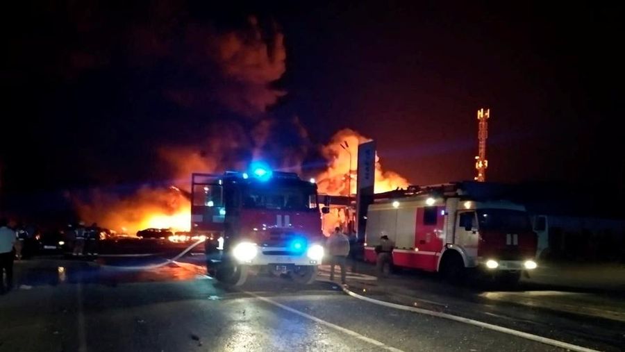 Ledakan hebat dan kebakaran terjadi di stasiun pengisian bahan bakar minyak (BBM) di Republik Dagestan, Rusia. Imbas insiden itu, 12 orang dilaporkan tewas. (OBTAINED via REUTERS/VIDEO OBTAINED BY REUTERS)