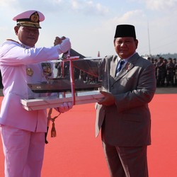 Prabowo Lakukan Serah Terima Dua KRI Baru ke TNI AL