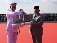 Prabowo Lakukan Serah Terima Dua KRI Baru ke TNI AL