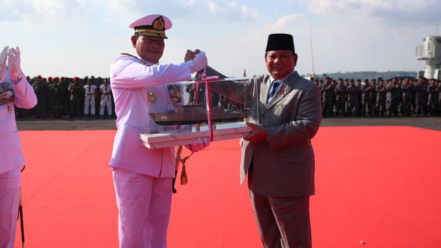 Panglima TNI Laksamana Yudo Margono (kiri) dan Menteri Pertahanan Prabowo Subianto (kanan) di Dermaga Madura, Koarmada II Ujung, Surabaya, Jawa Timur, Senin (14/8/2023). (Dok: Tim Media Prabowo Subianto)