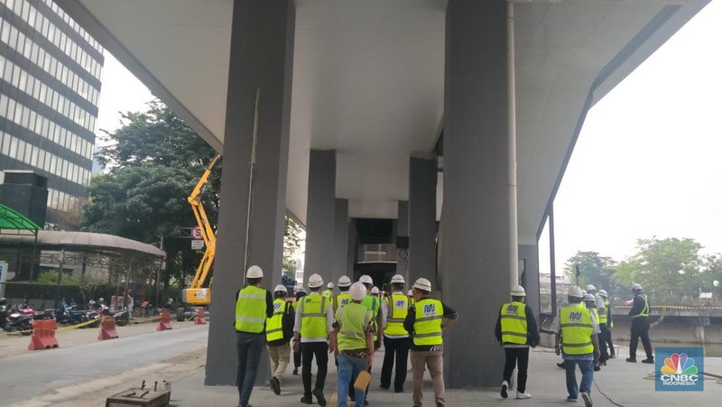 Pembangunan jembatan penyeberangan multiguna (JPM) Dukuh Atas Jakarta Pusat akan selesai konstruksi 20 Agustus 2023. (վ/Suhendra)