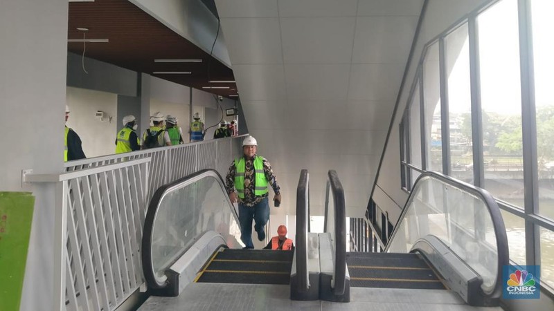 Pembangunan jembatan penyeberangan multiguna (JPM) Dukuh Atas Jakarta Pusat akan selesai konstruksi 20 Agustus 2023. (վ/Suhendra)
