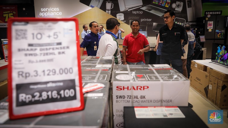 Pengunjung memilih barang elektronik saat berlangsungnya Full Day Sale di Transmart Cempaka Putih, Jakarta, Selasa (25/8/2023). Pengunjung memilih barang elektronik saat berlangsungnya Full Day Sale di Transmart Cempaka Putih, Jakarta, Selasa (25/8/2023). (CNBC Indonesia/Faisal Rahman)