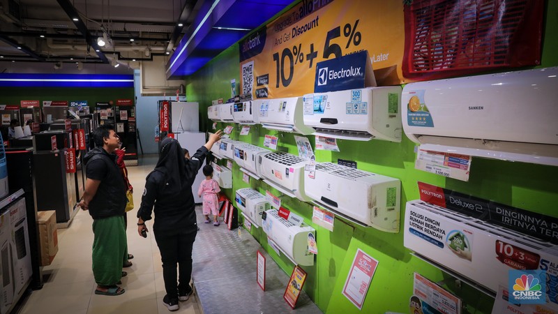 Pengunjung memilih barang elektronik saat berlangsungnya Full Day Sale di Transmart Cempaka Putih, Jakarta, Selasa (25/8/2023). (CNBC Indonesia/Faisal Rahman)