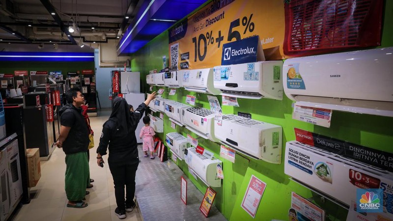 Pengunjung memilih barang elektronik saat berlangsungnya Full Day Sale di Transmart Cempaka Putih, Jakarta, Selasa (25/8/2023). (CNBC Indonesia/Faisal Rahman)