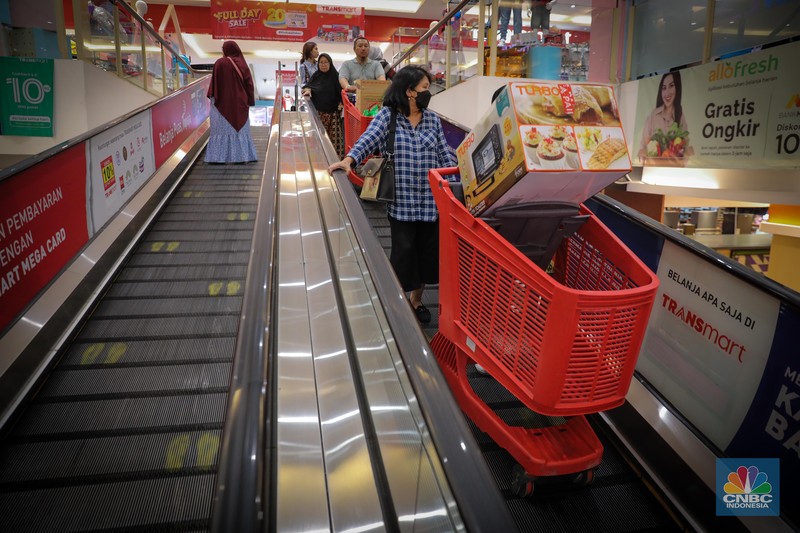 Pengunjung memilih barang elektronik saat berlangsungnya Full Day Sale di Transmart Cempaka Putih, Jakarta, Selasa (25/8/2023). Pengunjung memilih barang elektronik saat berlangsungnya Full Day Sale di Transmart Cempaka Putih, Jakarta, Selasa (25/8/2023). (CNBC Indonesia/Faisal Rahman)