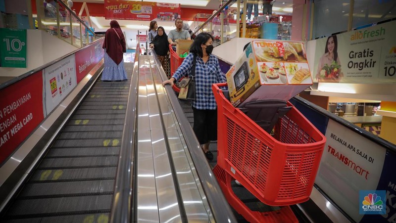 Pengunjung memilih barang elektronik saat berlangsungnya Full Day Sale di Transmart Cempaka Putih, Jakarta, Selasa (25/8/2023). (CNBC Indonesia/Faisal Rahman)