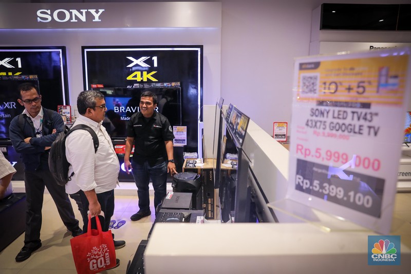 Pengunjung memilih barang elektronik saat berlangsungnya Full Day Sale di Transmart Cempaka Putih, Jakarta, Selasa (25/8/2023). (CNBC Indonesia/Faisal Rahman)
