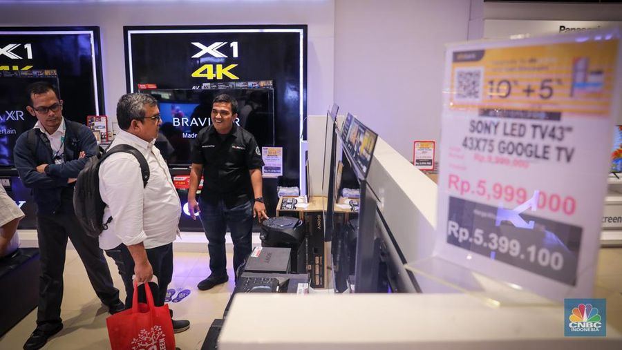 Pengunjung memilih barang elektronik saat berlangsungnya Full Day Sale di Transmart Cempaka Putih, Jakarta, Selasa (25/8/2023). (CNBC Indonesia/Faisal Rahman)