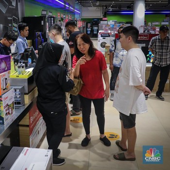 Malam-Malam Pengunjung Transmart Serbu Barang Elektronik