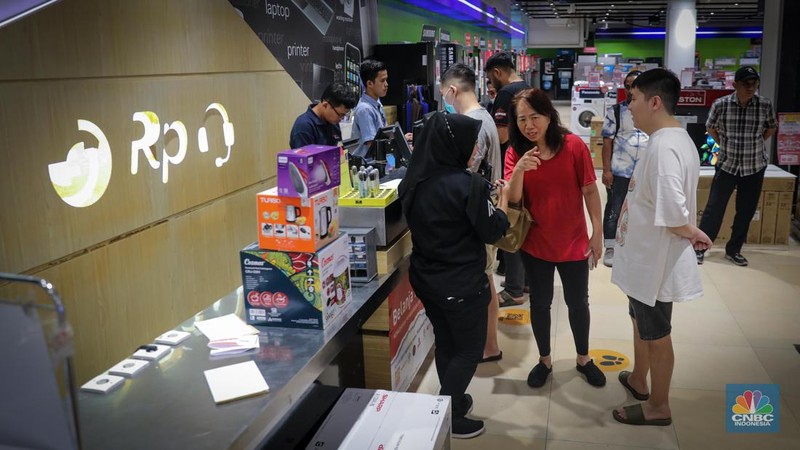Pengunjung memilih barang elektronik saat berlangsungnya Full Day Sale di Transmart Cempaka Putih, Jakarta, Selasa (25/8/2023). (CNBC Indonesia/Faisal Rahman)