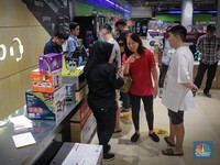 Malam-Malam Pengunjung Transmart Serbu Barang Elektronik