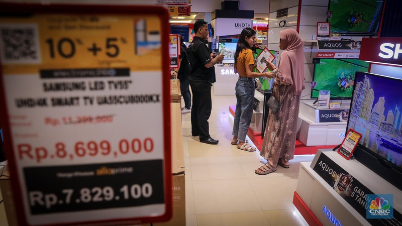 Pengunjung memilih barang elektronik saat berlangsungnya Full Day Sale di Transmart Cempaka Putih, Jakarta, Selasa (25/8/2023). Pengunjung memilih barang elektronik saat berlangsungnya Full Day Sale di Transmart Cempaka Putih, Jakarta, Selasa (25/8/2023). (CNBC Indonesia/Faisal Rahman)