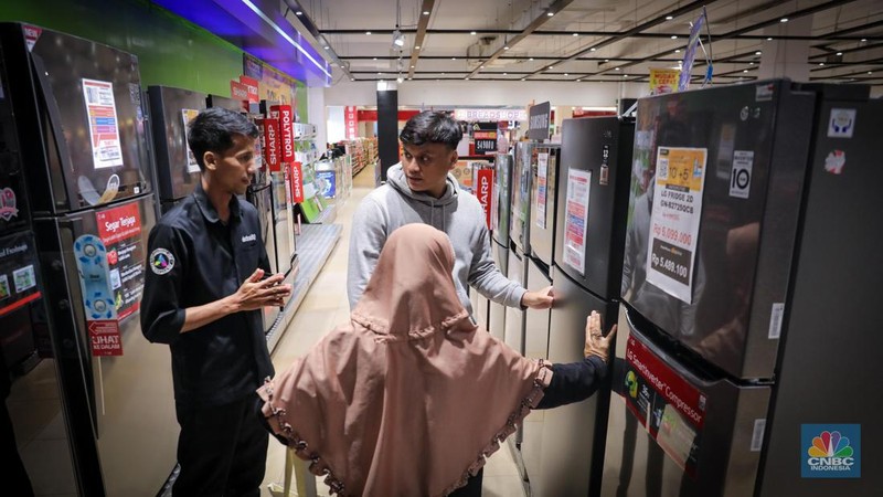 Pengunjung memilih barang elektronik saat berlangsungnya Full Day Sale di Transmart Cempaka Putih, Jakarta, Selasa (25/8/2023). (CNBC Indonesia/Faisal Rahman)