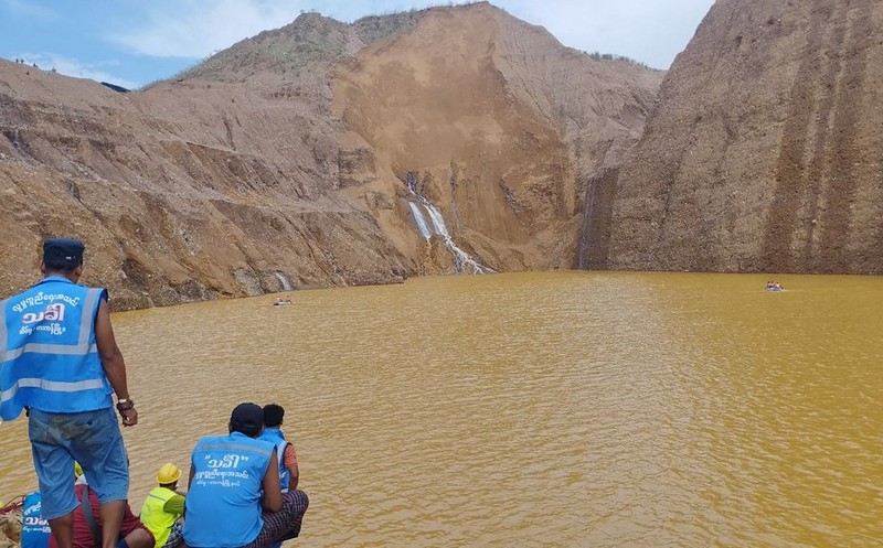 Penyelamat mencari korabn tambang giok yang dilanda longsor di Hpakant, Myanmar, Senin (14/8/2023) waktus setempat. (AFP/TARLIN MG)