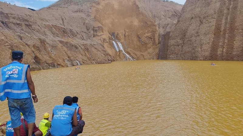 Penyelamat mencari korabn tambang giok yang dilanda longsor di Hpakant, Myanmar, Senin (14/8/2023) waktus setempat. (AFP/TARLIN MG)