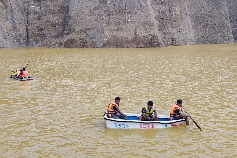 Penyelamat mencari korabn tambang giok yang dilanda longsor di Hpakant, Myanmar, Senin (14/8/2023) waktus setempat. (AFP/TARLIN MG)