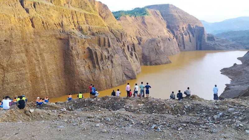 Penyelamat mencari korabn tambang giok yang dilanda longsor di Hpakant, Myanmar, Senin (14/8/2023) waktus setempat. (AFP/TARLIN MG)