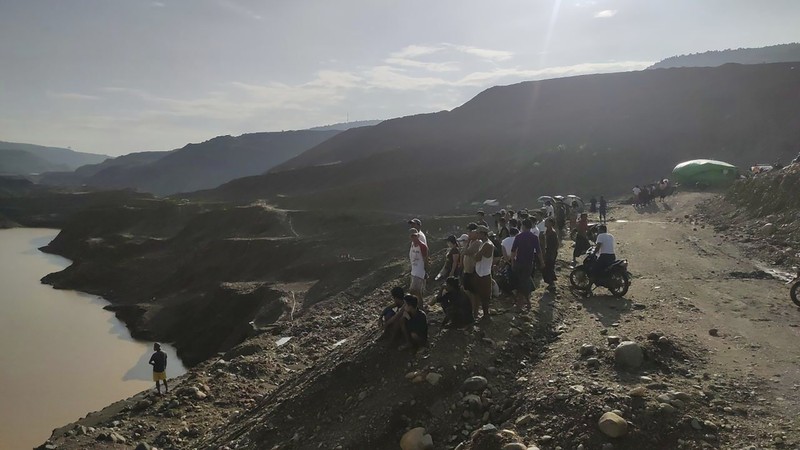 Penyelamat mencari korabn tambang giok yang dilanda longsor di Hpakant, Myanmar, Senin (14/8/2023) waktus setempat. (AFP/TARLIN MG)