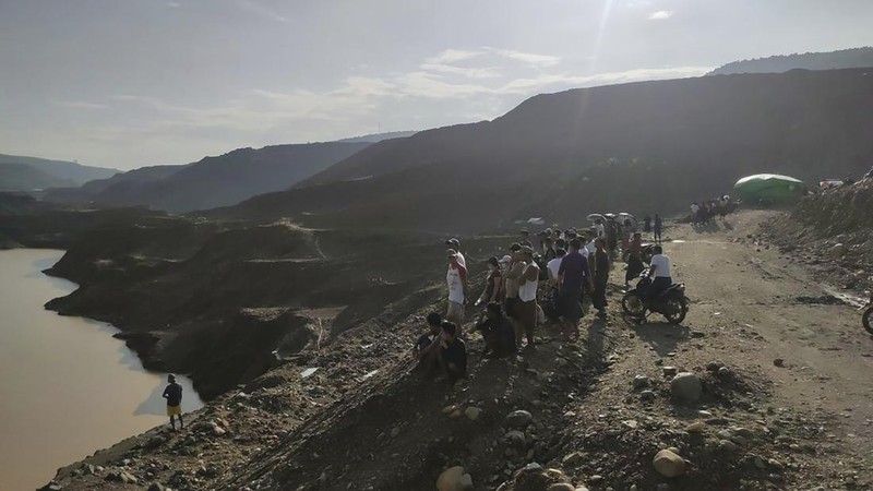 Penyelamat mencari korabn tambang giok yang dilanda longsor di Hpakant, Myanmar, Senin (14/8/2023) waktus setempat. (AFP/TARLIN MG)