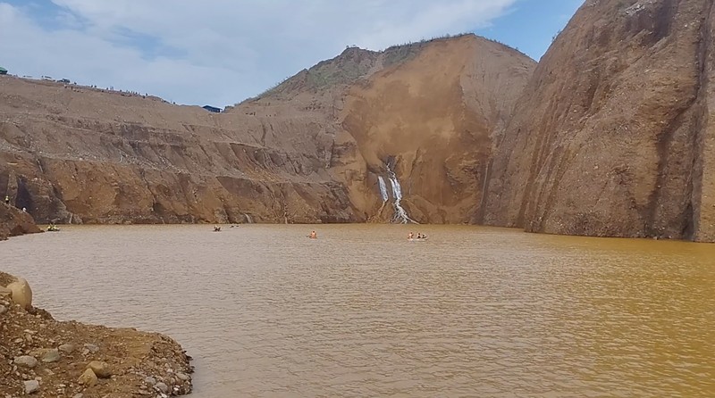 Penyelamat mencari korabn tambang giok yang dilanda longsor di Hpakant, Myanmar, Senin (14/8/2023) waktus setempat. (AFP/TARLIN MG)