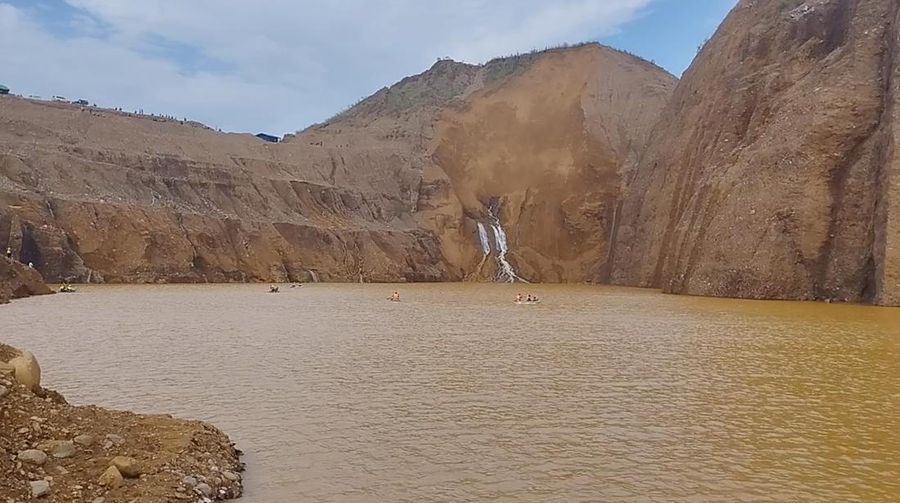 Penyelamat mencari korabn tambang giok yang dilanda longsor di Hpakant, Myanmar, Senin (14/8/2023) waktus setempat. (AFP/TARLIN MG)