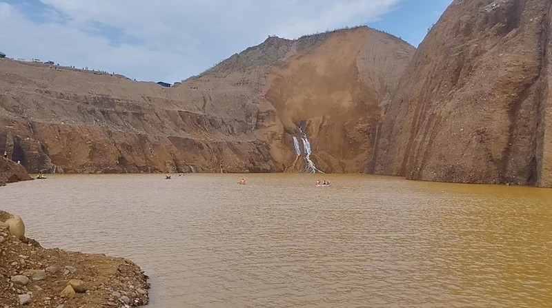 Penyelamat mencari korabn tambang giok yang dilanda longsor di Hpakant, Myanmar, Senin (14/8/2023) waktus setempat. (AFP/TARLIN MG)