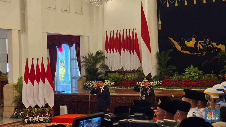 Presiden Joko Widodo mengukuhkan 76 Pasukan Pengibar Bendera Pusaka (Paskibraka) di Istana Negara, Jakarta, Selasa (15/8/2023). (CNBC Indonesia/Emir Yanwardhana)