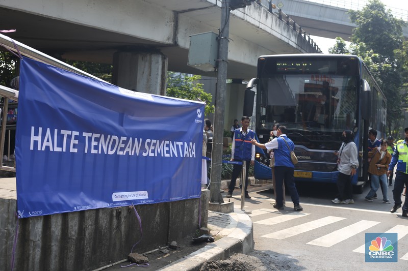 Sejumlah pekerja memasang karpet untuk halte sementara yang berada di sekitar lokasi Halte Tendean, Jakarta Selatan pada Selasa (15/8/2023) usai terbakar kemarin sore. Sejumlah pekerja memasang karpet untuk halte sementara yang berada di sekitar lokasi Halte Tendean, Jakarta Selatan pada Selasa (15/8/2023) usai terbakar kemarin sore. (CNBC Indonesia/Tias Budiarto)