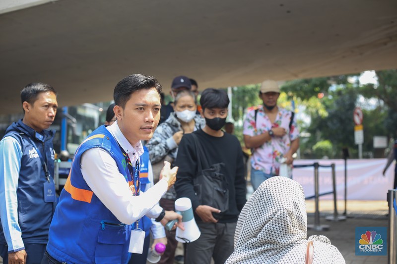 Sejumlah pekerja memasang karpet untuk halte sementara yang berada di sekitar lokasi Halte Tendean, Jakarta Selatan pada Selasa (15/8/2023) usai terbakar kemarin sore. Sejumlah pekerja memasang karpet untuk halte sementara yang berada di sekitar lokasi Halte Tendean, Jakarta Selatan pada Selasa (15/8/2023) usai terbakar kemarin sore. (CNBC Indonesia/Tias Budiarto)