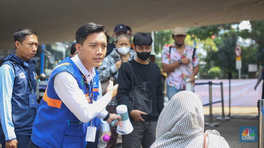 Sejumlah pekerja memasang karpet untuk halte sementara yang berada di sekitar lokasi Halte Tendean, Jakarta Selatan pada Selasa (15/8/2023) usai terbakar kemarin sore. (վ/Tias Budiarto)