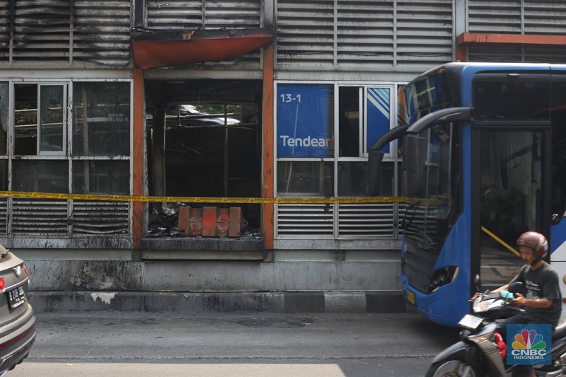 Sejumlah pekerja memasang karpet untuk halte sementara yang berada di sekitar lokasi Halte Tendean, Jakarta Selatan pada Selasa (15/8/2023) usai terbakar kemarin sore. Sejumlah pekerja memasang karpet untuk halte sementara yang berada di sekitar lokasi Halte Tendean, Jakarta Selatan pada Selasa (15/8/2023) usai terbakar kemarin sore. (CNBC Indonesia/Tias Budiarto)