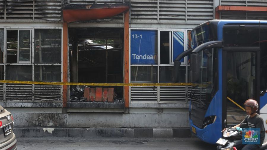 Sejumlah pekerja memasang karpet untuk halte sementara yang berada di sekitar lokasi Halte Tendean, Jakarta Selatan pada Selasa (15/8/2023) usai terbakar kemarin sore. (վ/Tias Budiarto)