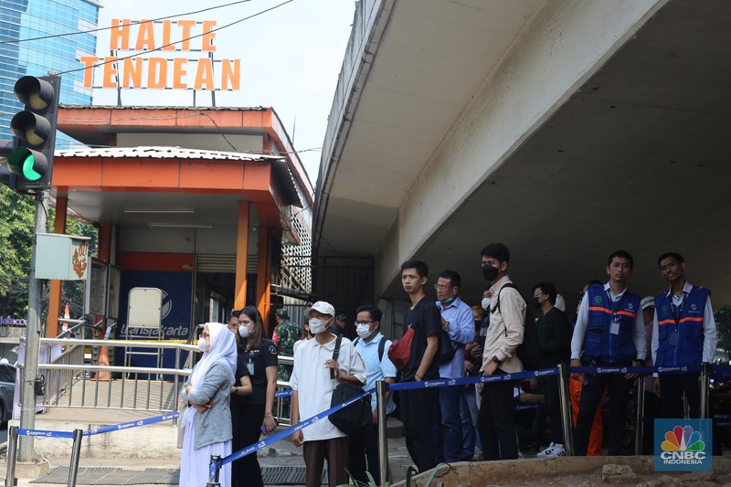 Sejumlah pekerja memasang karpet untuk halte sementara yang berada di sekitar lokasi Halte Tendean, Jakarta Selatan pada Selasa (15/8/2023) usai terbakar kemarin sore. Sejumlah pekerja memasang karpet untuk halte sementara yang berada di sekitar lokasi Halte Tendean, Jakarta Selatan pada Selasa (15/8/2023) usai terbakar kemarin sore. (CNBC Indonesia/Tias Budiarto)