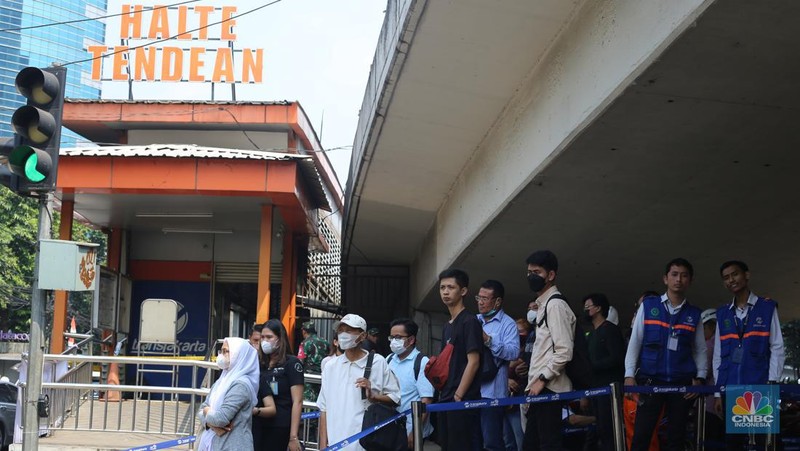 Sejumlah pekerja memasang karpet untuk halte sementara yang berada di sekitar lokasi Halte Tendean, Jakarta Selatan pada Selasa (15/8/2023) usai terbakar kemarin sore. (վ/Tias Budiarto)